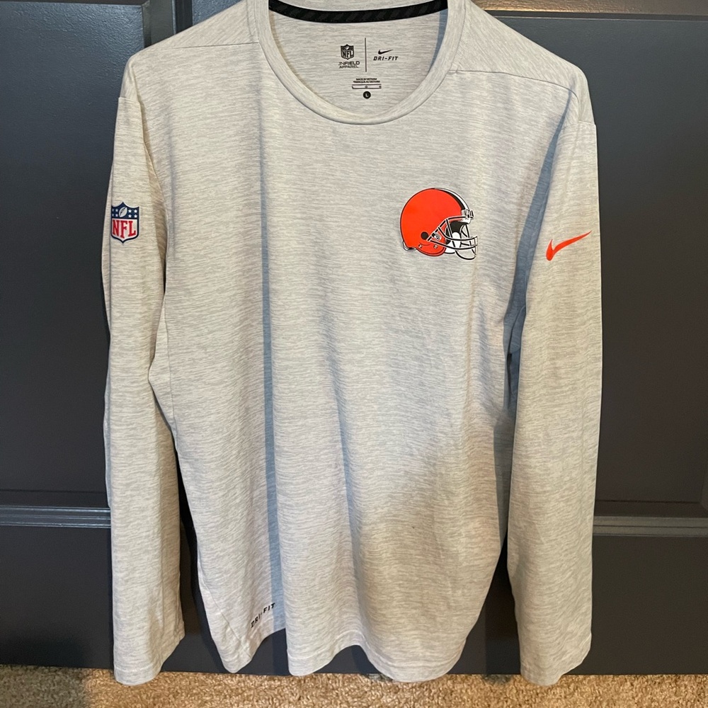 Nike Large Cleveland Browns long sleeve Tee.